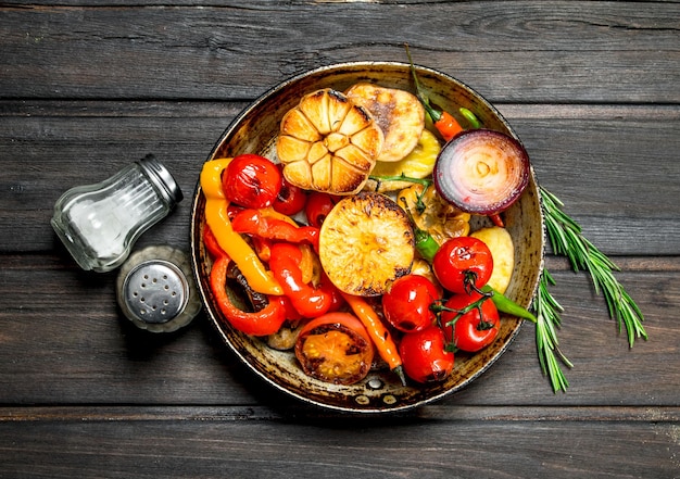 Verschiedene gegrillte Gemüsesorten mit einer Bratpfanne