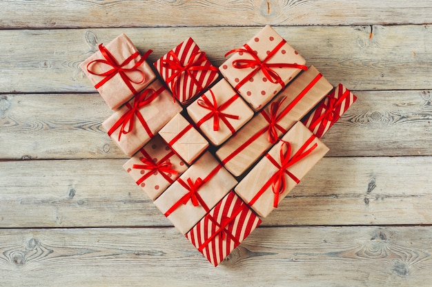 Verschiedene Geschenkboxen auf Holztisch, Draufsicht