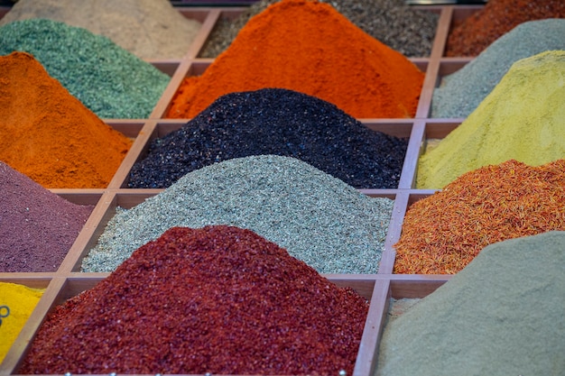 Verschiedene Gewürze zum Verkauf auf dem Markt. Ägyptischer Gewürzmarkt in Istanbul, Türkei. Nahaufnahme