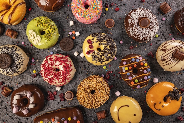 Verschiedene glasierte Donuts mit Streuseln