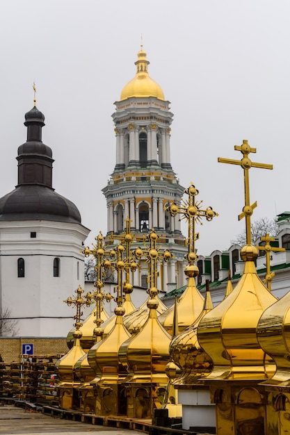 Verschiedene goldene Kuppeln zum Verkauf in einem Kiewer Höhlenkloster