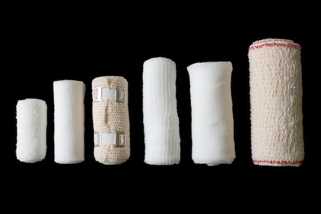 Verschiedene Größen von medizinischen Bandagen Medizinische Bandagen auf schwarzem Hintergrund isoliert Medizinische Geräte