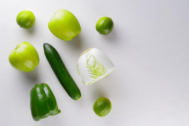 Verschiedene grüne Gemüse und Früchte auf weißem Hintergrund. Gesundes Lebensmittelkonzept. Ansicht von oben. Platz kopieren