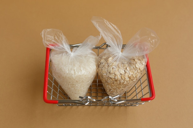 Verschiedene Grütze in Paketen im Einkaufskorb Reis und Haferflocken
