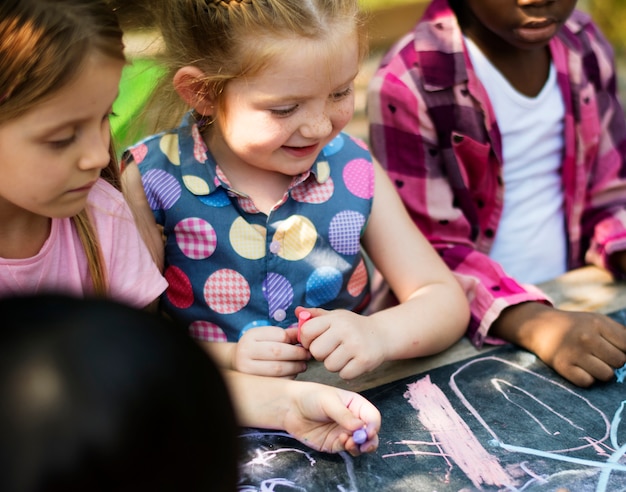 Verschiedene Gruppe Kinder, die Spaßzeichnung haben