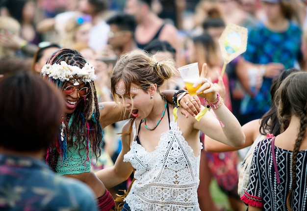 Verschiedene Gruppe von Menschen, die eine Autoreise und ein Festival genießen