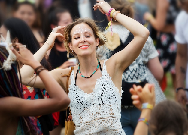 Verschiedene Gruppe von Menschen, die eine Autoreise und ein Festival genießen