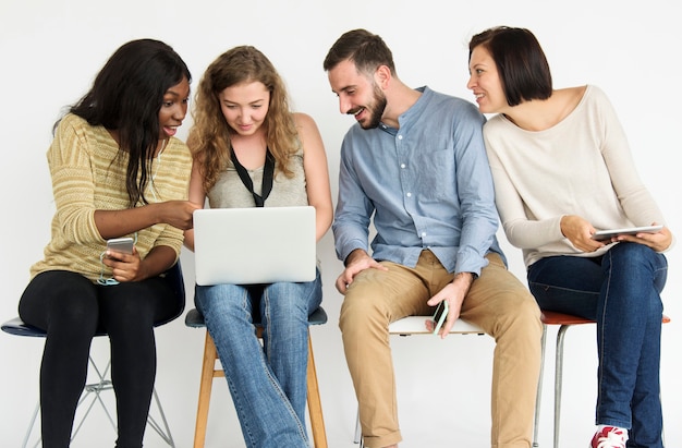 Verschiedene Gruppe von Menschen mit Laptop