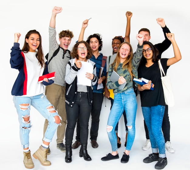 Verschiedene Gruppe von Teenagern schießt