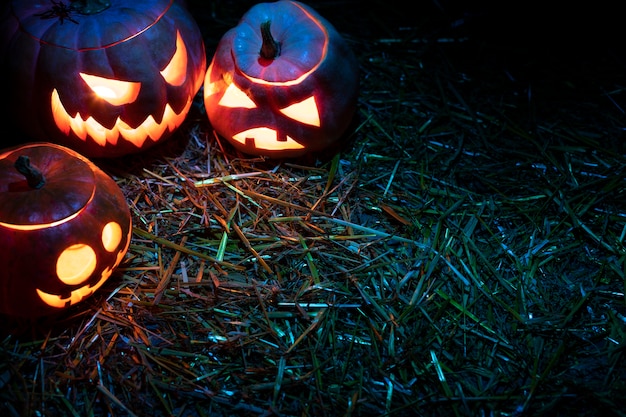 Verschiedene gruselige Halloween-Kürbisschnitzereien