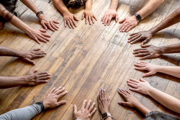 Foto verschiedene hände bilden einen kreis auf dem boden