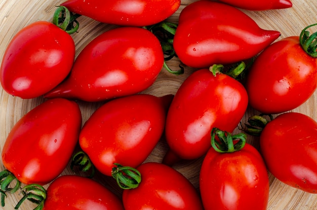 Verschiedene hausgemachte bunte Tomaten in verschiedenen Formen auf Holzplatte. Studiofoto.