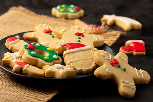 Verschiedene hausgemachte Lebkuchen zu Weihnachten.