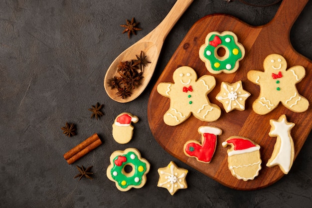 Verschiedene hausgemachte Lebkuchen zu Weihnachten.