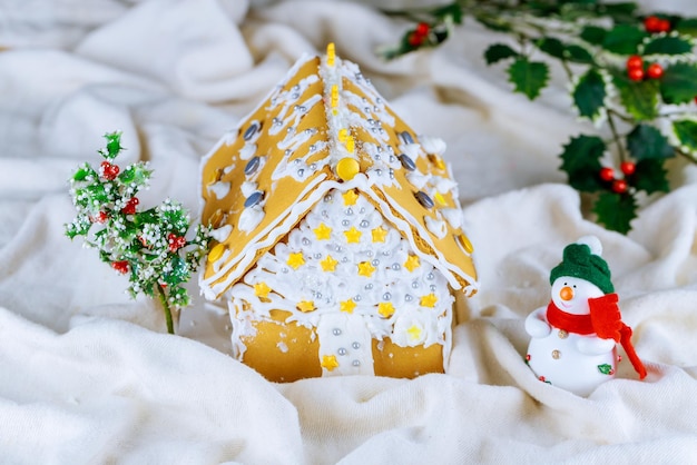 Verschiedene hausgemachte Lebkuchenhäuser mit Weihnachtsdekorationen, künstlicher Schneefall-Weihnachtsbaum
