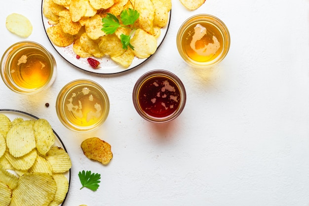 Verschiedene helle und dunkle Biere und Chips.