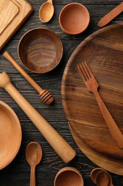 Verschiedene hölzerne Küchenutensilien auf Holztisch