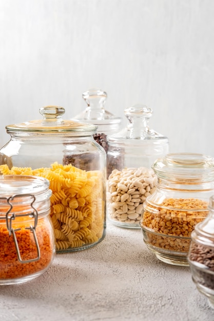 Verschiedene Hülsenfrüchte in Gläsern: Kichererbsen, Nudeln, Bohnen, Erbsen, Linsen. Zero Waste Lagerung, plastikfrei.