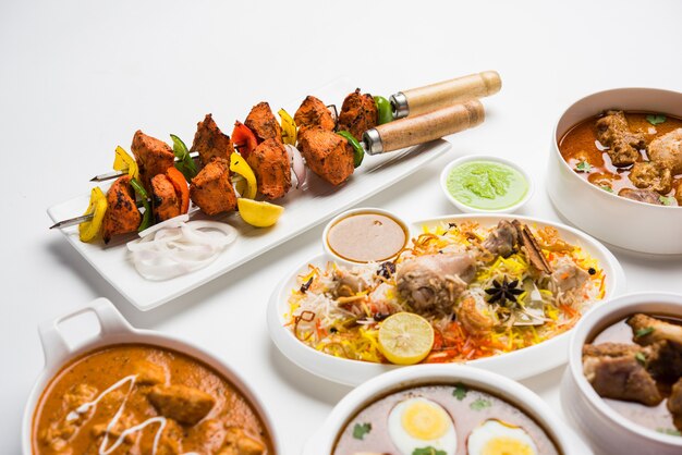 Verschiedene indische nicht-vegetarische Speisenrezepte, die in einer Gruppe serviert werden. Enthält Chicken Curry, Mutton Masala, Anda oder Egg Curry, Butter Chicken, Biryani, Tandoori Murg, Chicken-Tikka und Naa, Roti für Ramadan