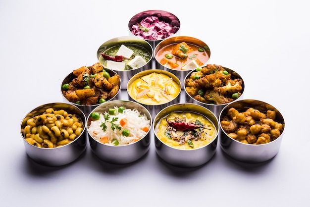 Verschiedene indische pakistanische Speisen in Edelstahlschüsseln, die Muster oder Design erzeugen, selektiver Fokus