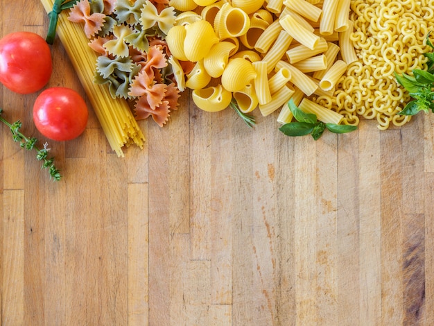 Verschiedene italienische Nudelsorten zum Kochen zubereitet.