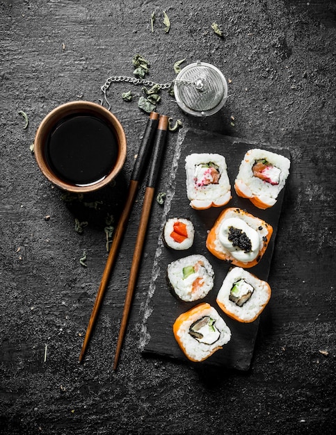 Verschiedene japanische Brötchen mit Sojasauce und Stäbchen