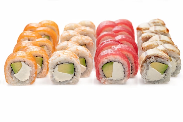Foto verschiedene japanische sushi-rollen auf weißem hintergrund sushi-menü japanische küche restaurant sushi-rollen in der nähe selektiver fokus