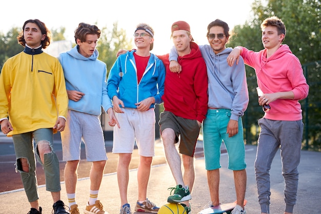 Verschiedene junge Stadtjungen sind bereit, gemeinsam Basketball zu spielen