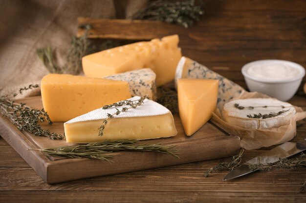 Verschiedene Käse auf dem Tisch Frische Milchprodukte