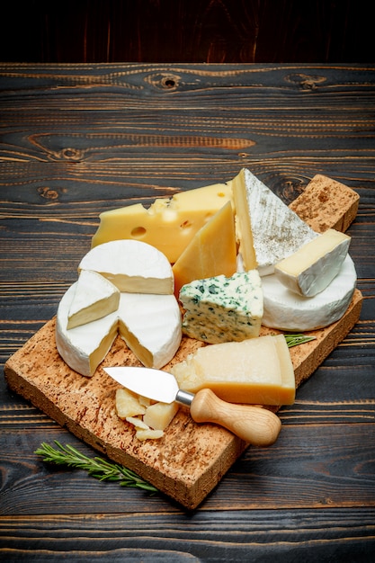 Verschiedene Käsesorten auf einem Holztisch