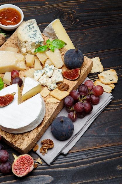 Verschiedene Käsesorten - Parmesan, Brie, Roquefort, Cheddar