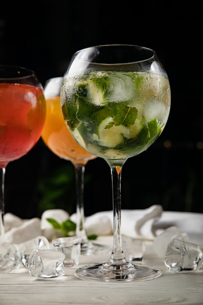 Verschiedene kalte Cocktails mit Mojito und Himbeere