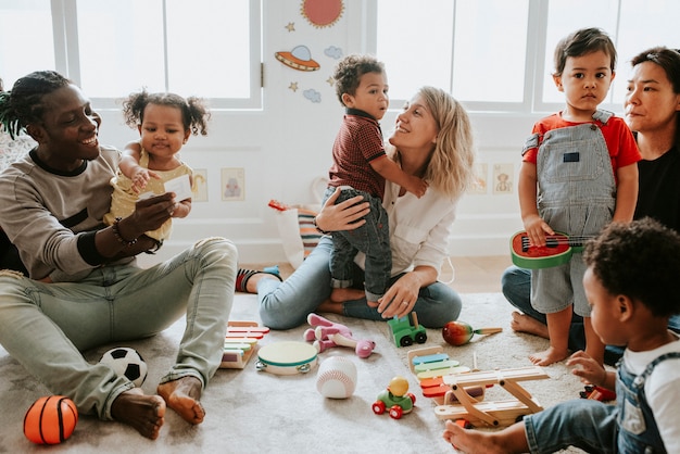 Verschiedene Kinder genießen das Spielen mit Spielzeug