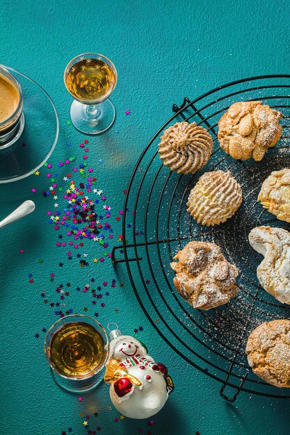 Verschiedene klassische italienische hausgemachte Mandelkekse mit Espressokaffee und Gläsern süßer Spirituosen auf dem Tisch Neujahrs-Weihnachtsdekor