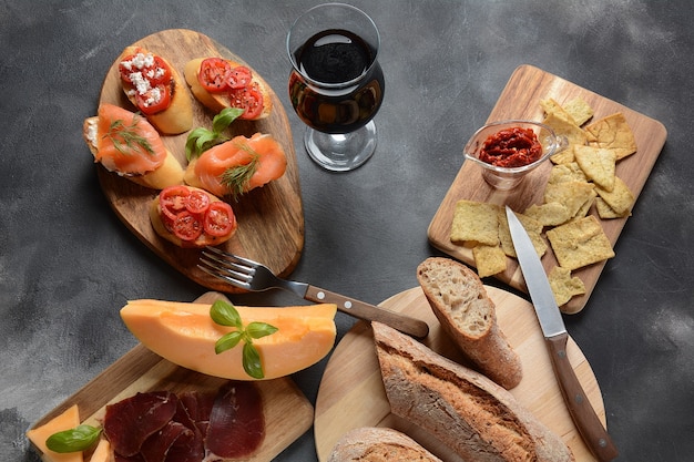 Verschiedene kleine Sandwiches mit Kirschtomaten, Lachs und Frischkäse