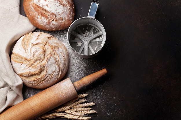 Verschiedene knusprige Brote und Brötchen