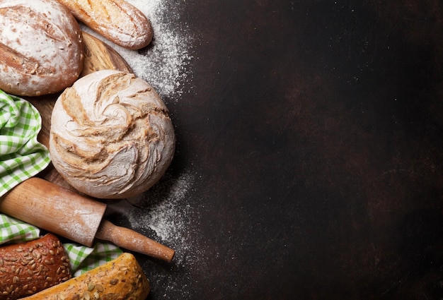 Verschiedene knusprige Brote und Brötchen
