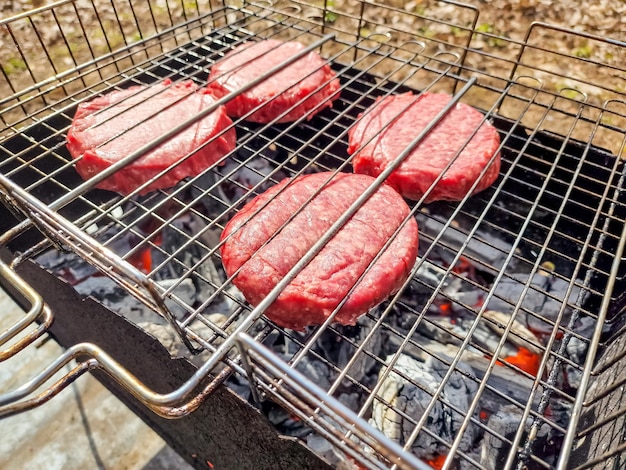 Verschiedene köstliche gegrillte Fleischstücke über den Kohlen auf dem Grill