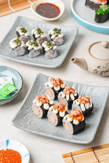 Verschiedene köstliche Sushi-Rollen