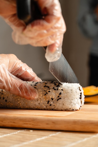 Verschiedene köstliche Sushi-Rollen