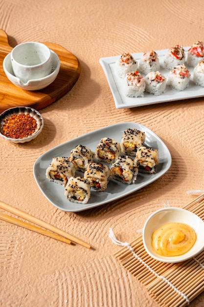 Verschiedene köstliche Sushi-Rollen