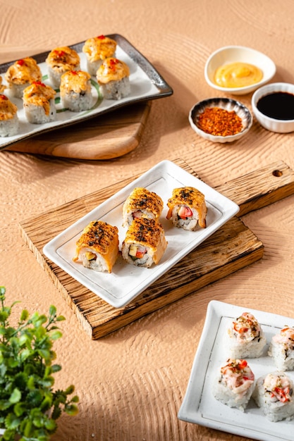 Verschiedene köstliche Sushi-Rollen