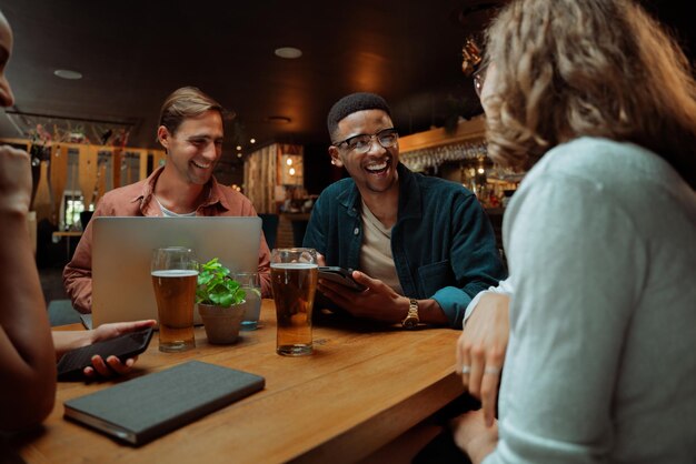 Foto verschiedene kollegen gehen auf einen drink und besprechen die arbeit