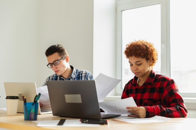 Verschiedene Kollegen Geschäftsleute, die an einem Büro arbeiten Startup-Geschäftsgruppe, die als Team arbeiten, um zu finden