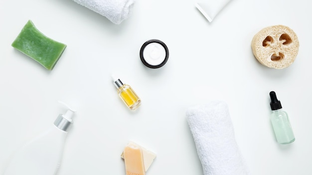 Verschiedene Kosmetikflaschen und -behälter. Badeprodukte im Badezimmer, Spa-Serum, Naturseife