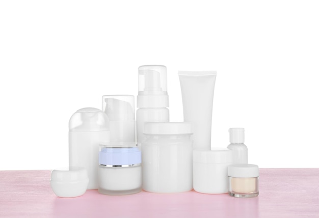 Verschiedene kosmetische Flaschen auf dem Tisch auf weißem Hintergrund