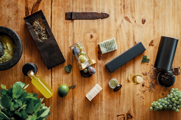 Verschiedene Kräuterfrüchte, Blumen und Gewürze auf Holztisch