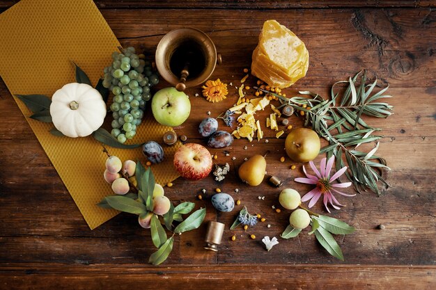 Verschiedene Kräuterfrüchte, Blumen und Gewürze auf Holztisch