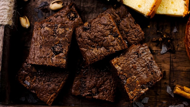 Verschiedene Kuchensorten auf einem Holztablett angeordnet