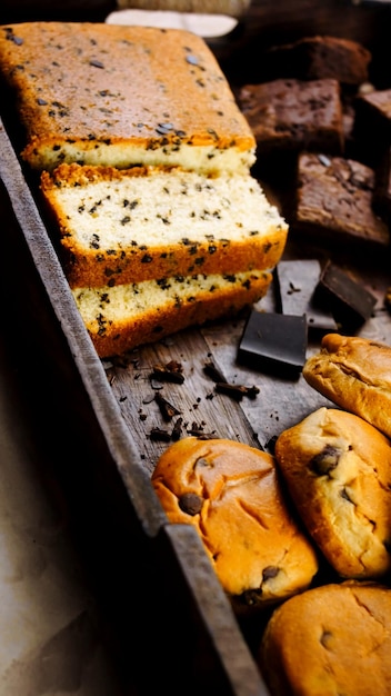 Verschiedene Kuchensorten auf einem Holztablett angeordnet